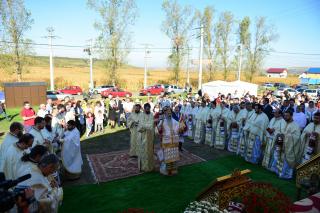 Târnosire de biserică la Lețcani: „Prin sfințire, fiecare altar devine mormântul Domnului”