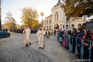 (Foto) Închinarea soborului de ierarhi slujitori la Sfânta Liturghie a hramului Sfintei Parascheva
