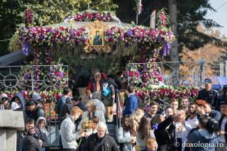 Rândul la închinare – o jertfă adusă Sfintei Parascheva