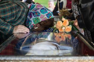 Că-i prima dată sau deja o obișnuință – întâlnirea cu Sfânta Parascheva e întotdeauna un vis împlinit