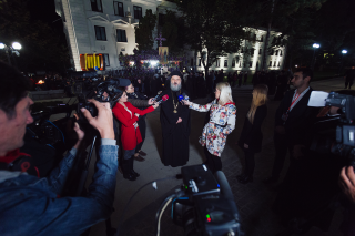 File de jurnal: pelerini stâlpnici, preoţi nepopi şi jurnalişti netrişti