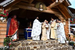Rugăciuni la mormintele înaintaşilor din Fundu Moldovei