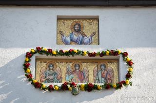 (Foto) Arhanghelii Mihail, Gavriil și Rafail – ocrotitori ai bisericii Sfinții Voievozi-Roșca