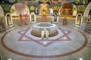 (Foto) Expoziția de sculptură și pictură „Popas centenar în Grădina cu Îngeri” – autor: Silvia Radu