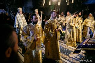 Ierarhi şi teologi participanţi la „Întâlnirea cu duhovnicul”, în rugăciune la Sfântul Paisie