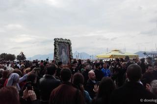 (Foto) Procesiune cu moaștele Sfântului Ierarh Nectarie în Insula Eghina – 9 noiembrie 2018