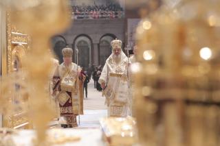 Patriarhul Ecumenic Bartolomeu alături de Patriarhul României oficiază prima Sfantă Liturghie din Catedrala Mântuirii Neamului