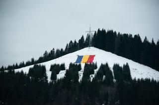 (Foto) Cu Steagul României și cu torțe aprinse – studenții au sărbătorit la Mănăstirea Putna încheierea Anului Centenar