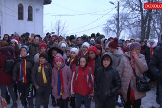 (Video) Peste 1400 de copii din Episcopia Hușilor au primit daruri de Crăciun
