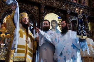(Foto) Liturghie arhierească, hirotonie și daruri pentru copii, la Mănăstirea Sihăstria Putnei