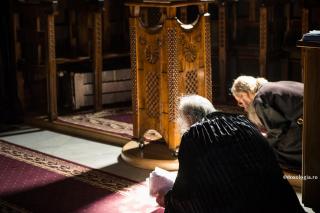 călugări bătrâni stând în genunchi