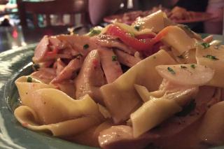 Pappardelle cu piept de pui și ardei copți