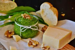 Sos pesto cu nuci și leurdă