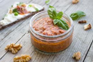 Sos pesto cu roșii și nuci