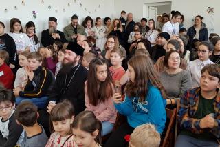 „Tabăra din pridvorul satului” la Tişăuţi: PS Părinte Damaschin Dorneanul, în mijlocul participanților