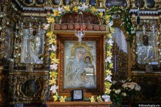 iconostas Maica Domnului