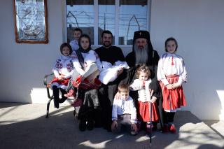 IPS Mitropolit Teofan a oficiat slujba Botezului pentru cel de-al șaptelea copil al preotului Ionuț Alexandru Figher