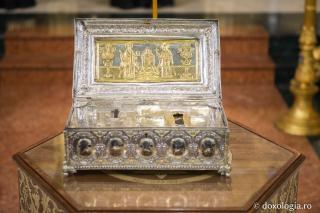 Racla de la Mănăstirea Simonos Petras, ce conține un fragment din lemnul Sfintei Cruci (centru), mâna stângă a Sfintei Mironosițe, întocmai cu Apostolii, Maria Magdalena (în partea dreaptă), precum şi fragmente din moaştele Sfintei Ana, mama Maicii Domnului și moaştele Sfântului Mare Mucenic Pantelimon