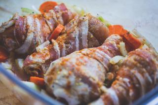 Copănele de pui învelite în bacon, la cuptor