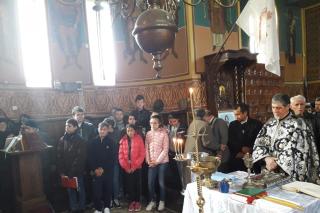 Oră de religie în biserica Parohiei Bălcuța, Protoieria Sascut