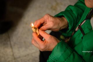 lumânare aprinsă în mână