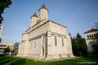 (Foto) Mănăstirea „Sfinţii Trei Ierarhi” din Iaşi în haine de sărbătoare