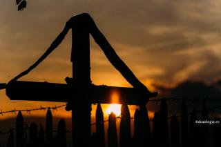 siluetă cruce la apus