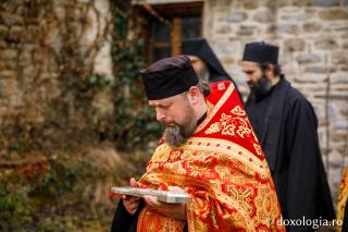 preot cu sfinte moaște în mână
