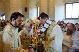 Prima slujbă săvârşită în Biserica „Acoperământul Maicii Domnului” din Vicovu de Sus