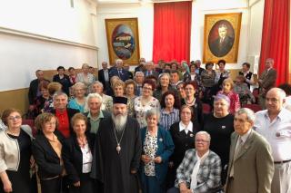 PS Ignatie, în mijlocul promoţiei 1969 a Colegiului Naţional „Cuza Vodă” din Huşi