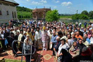 Mănăstirea Vlădiceni în veșmântul resfințirii - IPS Teofan: „Omul dă lui Dumnezeu viața lui iar El oferă omului Trupul și Sângele Său, adică viața Sa”