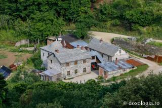 Chilia „Acoperământul Maicii Domnului”, Lacu