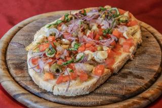 Bruschette cu somon și ceapă marinată
