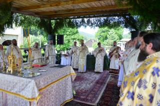 Slujbă arhierească de hramul Mănăstirii Almaș – IPS Teofan: „Să dobândim Raiul veșniciei prin fratele nostru”