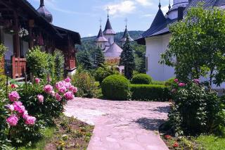(Foto) Zile de vară la Mănăstirea Sihăstria