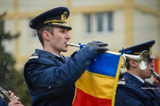 ofițer în uniformă cântând la trompetă