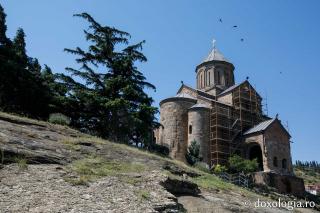 (Foto) Paşi de pelerin la Biserica Metekhi – Tbilisi, Georgia