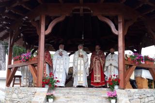 Părintele profesor Vasile Mihoc a slujit şi a conferenţiat la Vicovu de Sus