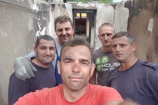 După incendiu, mai mulţi pompieri au ajutat Mănăstirea Râmeţ în timpul liber: „Trebuie să stingi şi focul rămas în sufletul oamenilor”