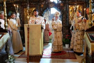 IPS Părinte Pimen a slujit Sfânta Liturghie la Mănăstirea „Sfântul Ioan cel Nou de la Suceava”
