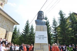 IPS Teofan a sfințit un monument dedicat Patriarhului Nicodim Munteanu