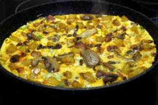 Omletă cu ciuperci și bacon