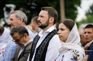 soți în costum popular