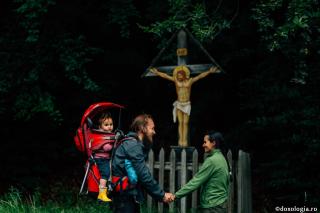 familie lângă troiță