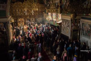 credincioși participând la Sfânta Liturghie
