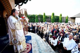 Mii de pelerini pe „Drumul Crucii”, la Mănăstirea Hadâmbu