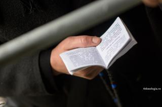 carticică de rugăciuni în mână