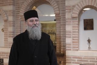 (Video) Arhimandritul Dosoftei Șcheul – Atitudinea creștinului în interiorul bisericii