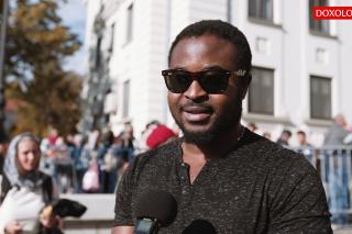 (Video) Pelerin din Africa: „E o onoare să fiu aici, să iau binecuvântare de la Sfânta Parascheva”