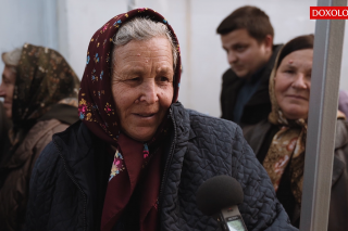 (Video) După ce i-au murit doi copii, cu rugăciunile Sfintei Parascheva a primit patru fete care-i sunt și astăzi aproape